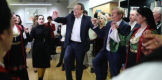 Άκουσε τα κάλαντα ο Φάμελλος και χόρεψε (βίντεο)