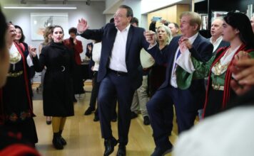 Άκουσε τα κάλαντα ο Φάμελλος και χόρεψε (βίντεο)