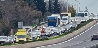 Βελτιωμένη η εικόνα στους δρόμους της χώρας,στην άκρη των δρόμων τα τρακτέρ