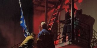 Δραματική διάσωση μητέρας και γιου μετά από φωτιά σε σπίτι (βίντεο)