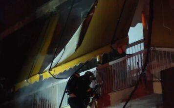 Νεκροί δύο άνδρες που εγκλωβίστηκαν σε φωτιά σε διαμέρισμα