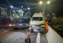 Σοβαρό ατύχημα στον Πλατύκαμπο Λάρισας: Ασθενοφόρο έπεσε πάνω σε κλούβα της Αστυνομίας