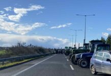 Ξεκίνησε κομβόι των αγροτών με τρακτέρ προς τα Τέμπη (βίντεο)