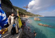 Θεοφάνεια στον υπέροχο Μυλοπόταμο! Αψήφησαν τα παγωμένα νερά και βούτηξαν για τον σταυρό (φωτογραφίες)