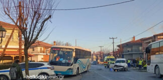 Μετωπική σύγκρουση βαν με λεωφορείο που μετέφερε μαθητές – Τρεις ενήλικες τραυματίες