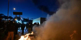 Ένταση στο μπλόκο των αγροτών στη Θήβα – Έχουν βάλει φωτιά σε δέματα από άχυρο (βίντεο)