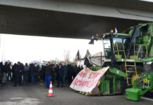 Ανυποχώρητοι οι αγρότες: Έκλεισε η υψηλή γέφυρα της Χαλκίδας, ξεκινά ο 48ωρος αποκλεισμός σε τελωνεία