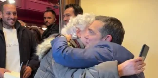 Ο Αλέξης Τσίπρας υπογράφει την «Ιθάκη» με αφιερώσεις σε αναγνώστες του