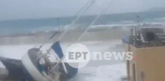 Μανιασμένα κύματα βγάζουν στη στεριά ιστιοπλοϊκό στη Γαύδο – Βυθίστηκαν βάρκες, παρασύρθηκε αυτοκίνητο στη θάλασσα
