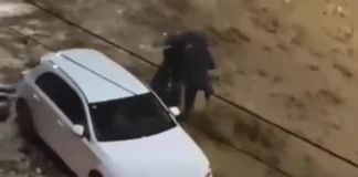 Η στιγμή δραματικής διάσωσης γυναίκας στη Γλυφάδα – Την παρέσερναν τα ορμητικά νερά (βίντεο)
