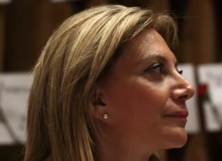 Καρυστιανού κατά Άδωνι: Το ερώτημα για τον ΕΟΠΥΥ και τα «νανογιλέκα»