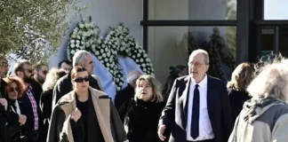 Κηδεία Γιώργου Παπαδάκη: Η στιγμή που ο Στρατής Λιαρέλλης «λυγίζει» στον επικήδειο για τον «αδερφό» του