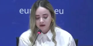 Η ανατριχιαστική ομιλία της κόρης της 40χρονης που δολοφονήθηκε από τον πρώην της- «Κοιμήθηκε χωρίς να ξέρει ότι ήταν η τελευταία της μέρα»