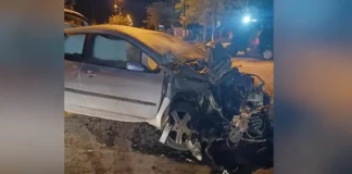 19χρονος «καρφώθηκε» με αυτοκίνητο σε επιχείρηση αφού πρώτα έπεσε σε κολώνες και μάντρα
