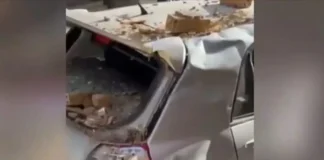 Μπαλκόνι έπεσε και καταπλάκωσε σταθμευμένα αυτοκίνητα