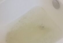 «Κιτρίνισε» το νερό του Βόλου! Η καταγγελία Βολιώτισσας