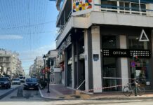 Έπεσε σοβάς από πολυκατοικία στη Δημητριάδος- Θύμα… μια Porsche (φωτογραφίες)