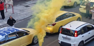 Με καπνογόνα και κόρνες οδεύουν προς το υπουργείο Μεταφορών οι οδηγοί ταξί (βίντεο)
