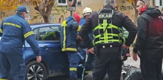 Σοβαρό τροχαίο με δύο τραυματίες – Μοτοσικλέτα έπεσε πάνω σε αυτοκίνητο που φέρεται να «έκαψε» STOP