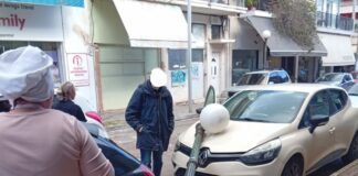Κολώνα φωτισμού «προσγειώθηκε» πάνω σε αυτοκίνητο, κινδύνεψε περαστικός