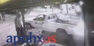 Κλέφτες μπούκαραν με αγροτικό σε κοσμηματοπωλείο (βίντεο)