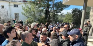 Σε κλίμα έντασης η επίσκεψη Γεωργιάδη στο νοσοκομείο Μυτιλήνης – Διαμαρτυρίες για ελλείψεις από τους εργαζόμενους