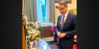 Ο Μητσοτάκης άφησε λουλούδι στο γραφείο στη Βουλή της δημοσιογράφου Αντιγόνης Πανέλλη που έφυγε από τη ζωή στα 57 της