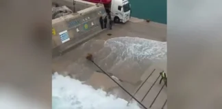 Πλοίο έδωσε μάχη με τα μανιασμένα κύματα για να δέσει στο λιμάνι της Καρπάθου (βίντεο)