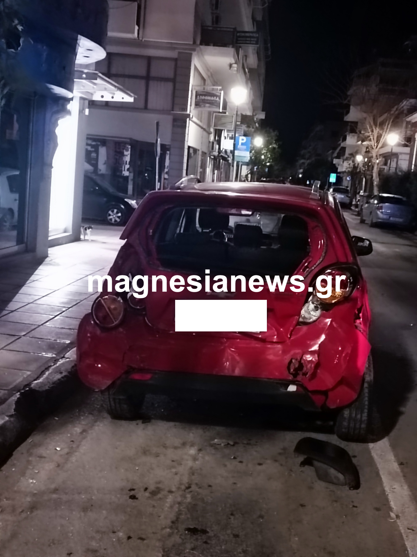 Πάνω στο κόκκινο Daewoo φέρεται να σταμάτησε την τρελή του πορεία το Mazda RX8 πριν καταλήξει στην πρόσοψη του φροντιστηρίου. 