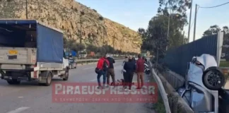 Αυτοκίνητο σφηνώθηκε σε χαντάκι δίπλα σε κιγκλιδώματα