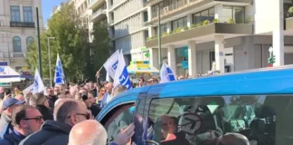 Ένταση ανάμεσα σε ταξιτζήδες και οδηγό αυτοκινήτου που μεταφέρει κόσμο – «Μας κλέβετε τη δουλειά»