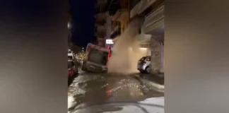 Απορριμματοφόρο έπεσε σε λακκούβα, έσπασε αγωγό νερού και πλημμύρισε διπλανή πολυκατοικία