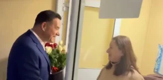 Ο Άδωνις Γεωργιάδης επισκέφθηκε το νοσοκομείο «Ερυθρός Σταυρός» και μοίρασε τριαντάφυλλα στις γυναίκες