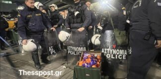 Η ΕΛΑΣ έδιωξε τους αγρότες από την Agrotica και εκείνοι τους… κέρασαν πορτοκάλια (βίντεο)