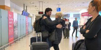 «Ακούστηκαν σειρήνες, φτιάξαμε μια βαλίτσα και φύγαμε»: Συγκλονίζουν οι Έλληνες που επιστρέφουν από τη Μέση Ανατολή