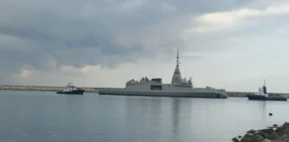 Η στιγμή που η φρεγάτα «Κίμων» μπαίνει για ανεφοδιασμό καυσίμων στο λιμάνι της Λεμεσού