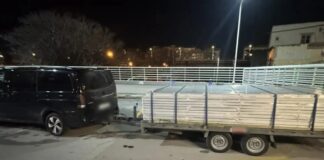 Φόρτωσε σε τρέιλερ κουφώματα αλουμινίου γεμάτα με λαθραία τσιγάρα-Μετέφερε πάνω από 30.000 πακέτα