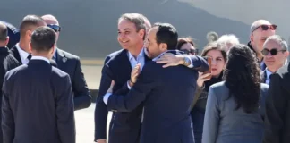Θερμή υποδοχή Χριστοδουλίδη σε Μητσοτάκη και Μακρόν: Οι εναγκαλισμοί και τα χαμόγελα στην Πάφο