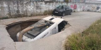 Μεγάλη καθίζηση «κατάπιε» όχημα καθαριότητας (φωτογραφίες)