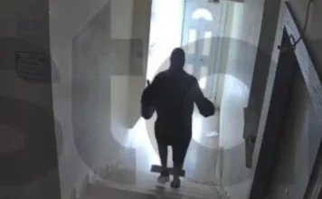 Η στιγμή που ηλικιωμένη πέφτει θύμα ληστείας και αρχίζει να φωνάζει