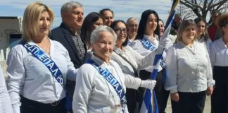 Μαθήτρια ετών 82 παρέλασε περήφανα