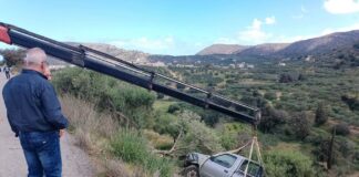 Έψαχναν τον νεωκόρο για τη λειτουργία και τον βρήκαν εγκλωβισμένο στο αυτοκίνητό του που έπεσε σε γκρεμό