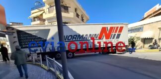 Νταλίκα σφήνωσε λόγω… λάθους του GPS, έκοψαν κάγκελο για να περάσει