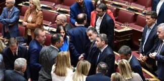 «Διαγωνισμός» μεταγραφών μεταξύ ΠΑΣΟΚ και Τσίπρα: Τα ονόματα που ακούγονται