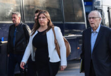 Ένταση μεταξύ συγγενών θυμάτων και της Ζωής Κωνσταντοπούλου στη δίκη για τα Τέμπη