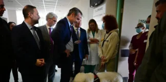 Η γνωριμία του Κυριάκου Μητσοτάκη με σκύλο θεραπείας