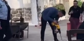 «Ρίχτο!»: Ακραίο γλέντι στην Εύβοια, έσπασαν πιάτα και… τουαλέτες με ηλεκτρικό τρυπάνι και σφυρί (βίντεο)