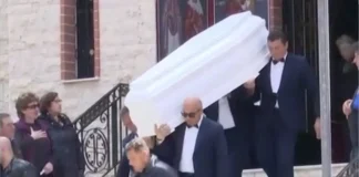 Ράγισαν καρδιές στην κηδεία του 27χρονου που δολοφονήθηκε – Τραγικές φιγούρες οι γονείς του