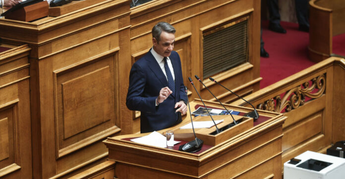 maketa-mitsotakis-vouli