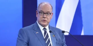 Πρίγκιπας Αλβέρτος: Με καρφίτσες στο πέτο τη σημαία του Μονακό και της Ελλάδας μαζί, μίλησε στο Φόρουμ των Δελφών